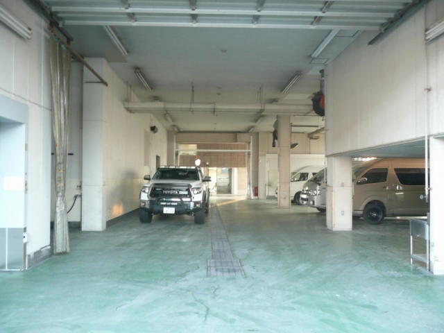 タンドラやセコイア、シエナなどフルサイズのアメ車も楽々上がる大型ピットも完備しています。新車・中古車探しはもちろん、車検・カスタム・メンテナンスなどなど取扱のUSトヨタ車の事なら何でもお任せください！