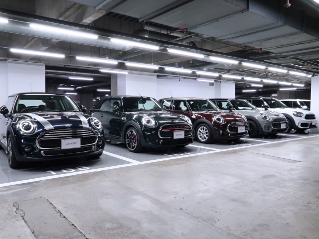 B2F展示場にはMINI NEXTとBMWプレミアムセレクション併せて約40台展示中。天候に左右されずご覧頂けます。