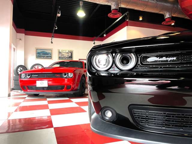 店内にはコルベット、チャレンジャーなどアメリカンマッスルカーを多数展示しています。