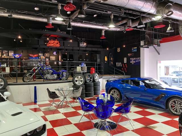 車に囲まれた商談スペースです。アメリカンムードたっぷりなショールームをご堪能ください！