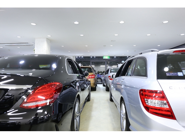 全車走行距離管理システムを通じ履歴のはっきりした正規ディーラー車のみを仕入れておりますので輸入車が初めてというお客様にも安心してご購入いただけます｡