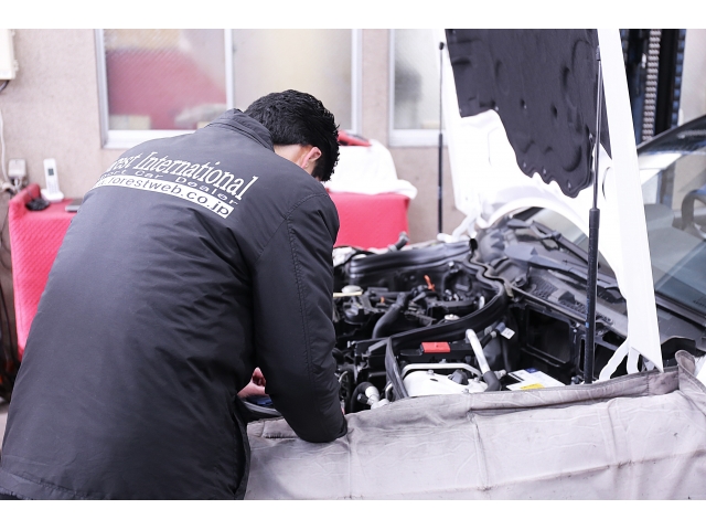 お客様に快適なドライブをお楽しみいただけるよう経験豊富なメルセデスベンツ車のエキスパートが集まった工場にて、専用ツールと最新設備を駆使し、緻密で行き届いた専門店ならではのサービスをご提供いたします。