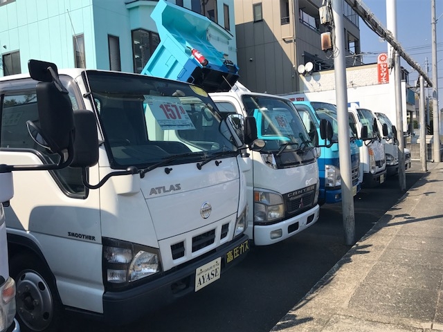 バン、トラックから国産乗用車、輸入車、軽自動車まで対応しております。又各種整備、車検、オートリース、最長７２回ローンも御相談下さい。