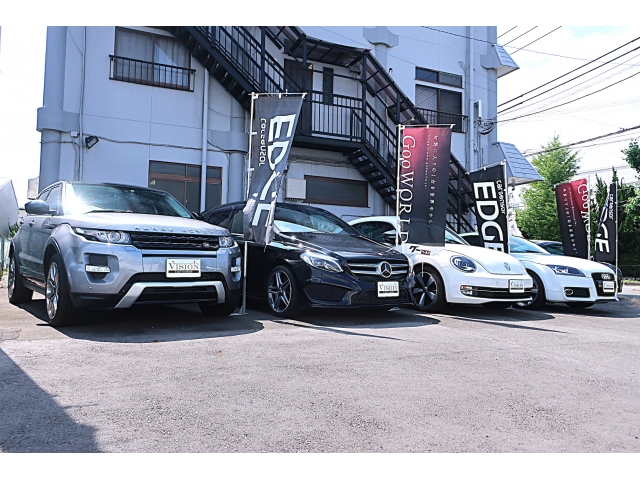 店舗両側に屋外展示場を併設しております。いい意味でプライスに見合わない、所有している喜びと満足感が得られる車両に特化した品揃えを心掛けています。