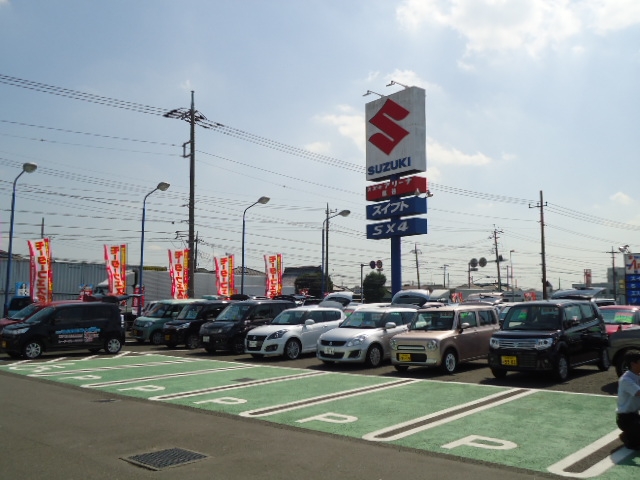 駐車スペースもたくさんあります。ぜひ、ご来店くださいませ。