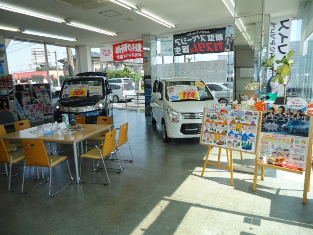 広い展示場では、ゆったりとおクルマ選びをしていただけます。