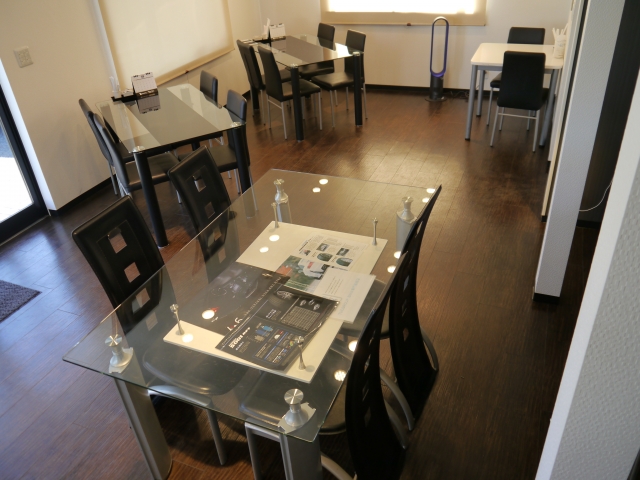 落ち着きのある店内 パーソナルスペースも広く確保しておりますので、ゆったりしたお話ができます。ご質問やご相談は何なりとお申し付けください。