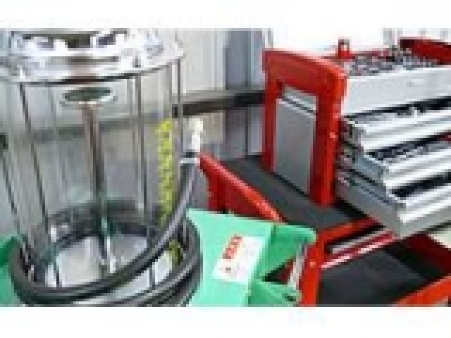 当店でご契約して頂いたお客様には納車後のエンジンオイル交換をサービスいたします。当店でお買い上げのお車は、4ヶ月毎（年に3回）を目途に当社指定エンジンオイルを無料にて交換サービスさせて頂きます。