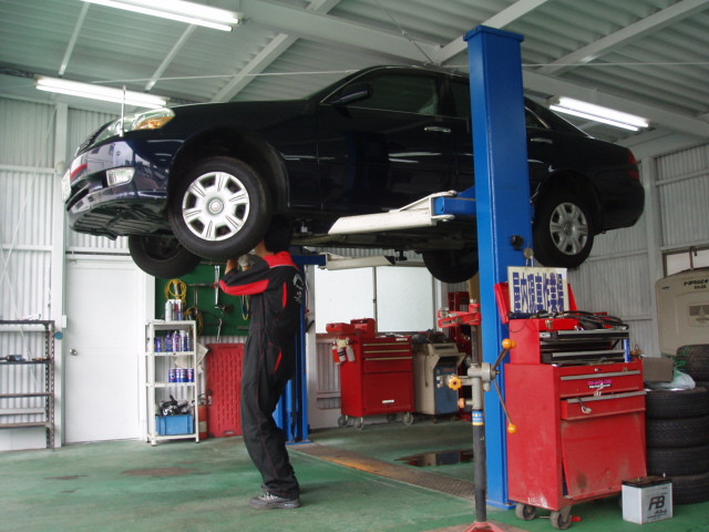 プロの技術と最新の設備でお客様のお車をメンテナンス致します。コンピューター診断機もそろえています。