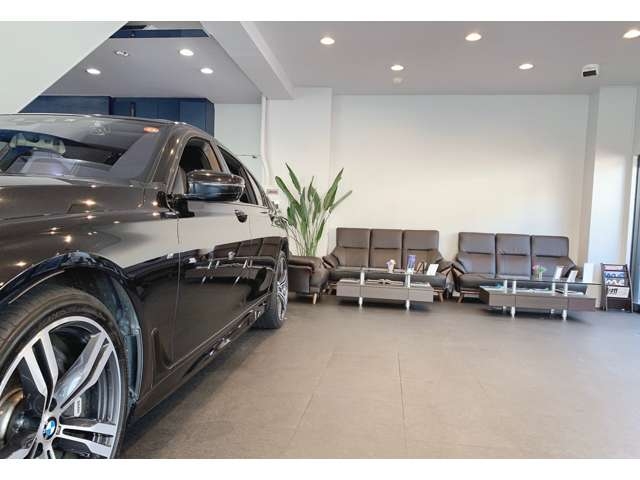 悪天候や夜のご来店でもゆっくりとお車をご覧頂けます！グループ総在庫約１０００台の中からご希望通りの１台をご案内致します！