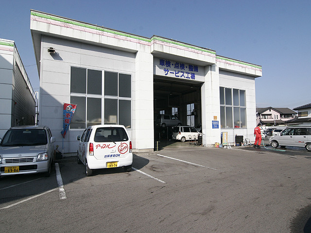 ショールーム脇には整備工場もあり、修理やオイル交換等皆様の愛車のメンテナンスもバッチリ！