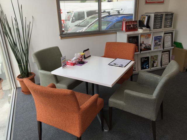 店舗は狭いですが、心の広いスタッフが対応します。当店は端末を使った情報販売にも力を入れています。毎月10万台の情報量がございます。