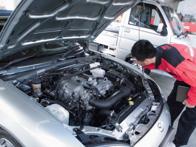 お客様の愛車を迅速、丁寧に査定させて頂きます。各部の作動状況の確認のため、車内も拝見させて頂きます。