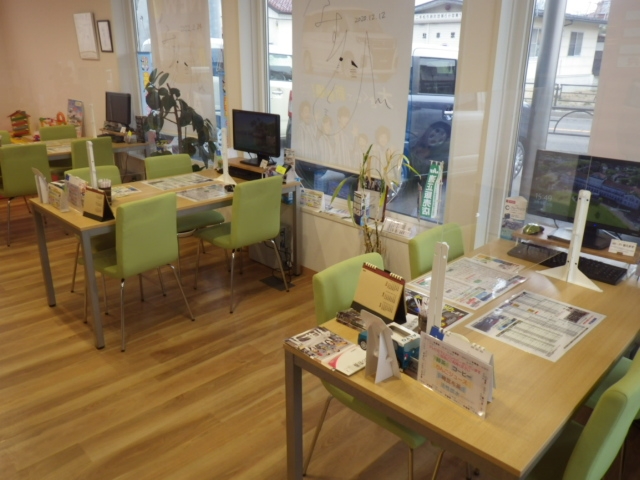 ゆったりした商談スペースで、ご希望のお車も日本中のオークション場から探します！国産全メーカーの新車もお安くできますのでご相談ください！