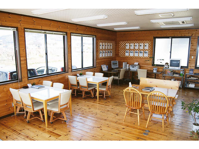 ウッディな明るい店内専用のオートバンク用パソコン端末でクルマ選びを！