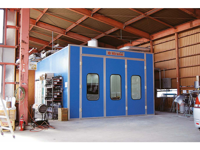 塗装ブース、フレーム修正機 完備の自社 板金工場積載ローダー ２台完備不意の事故にも即対応します。