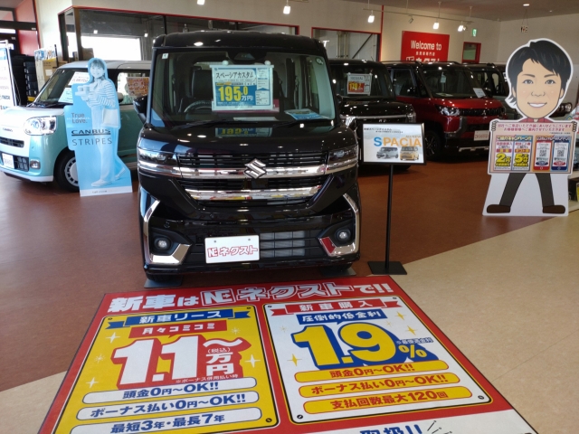 そして当店では、店内にも最新の各メーカー人気の軽CARをラインナップです!! 見て触れて、体感できるようになっております。最新の軽CAR比較もバッチリ!! 雨天も関係なく車選びができますよ～。