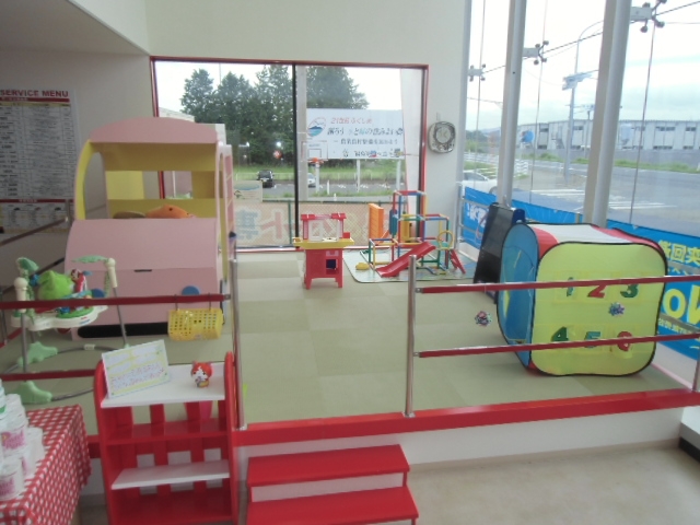 ネクストサービスピットです。最新リフトを2基導入しております。愛車のメンテナンスからクイック整備、法定点検などなんでもお任せください!! 匠の技とスピードはもちろんサービスメニューも盛りだくさんです。