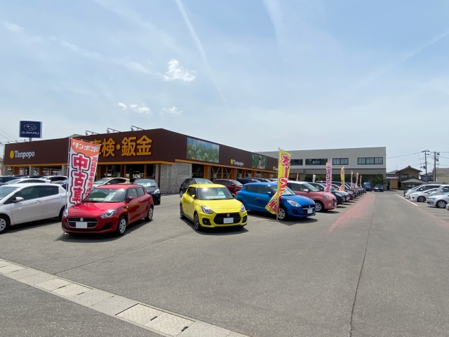 タンポポドームは、天候を気にせずごゆっくり車選びができる自動車のテーマパークです。《整備工場併設》車検・整備のご相談も建物内で承ります。《お客様待合ルーム》季節のドリンクをご用意してお待ちしております