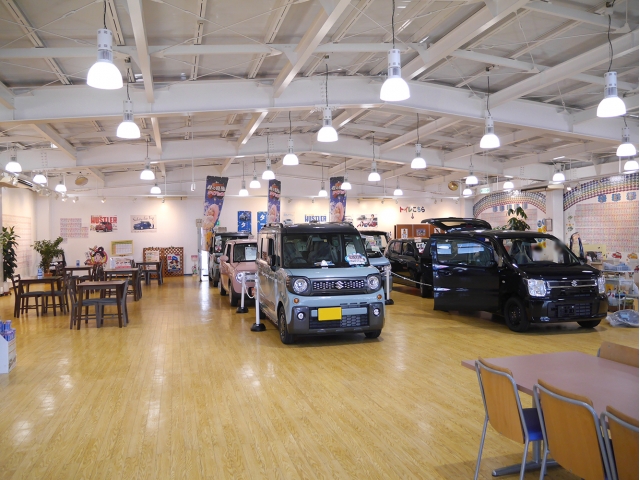 屋内展示場で天気の悪い日もクルマ選びを楽しめます♪