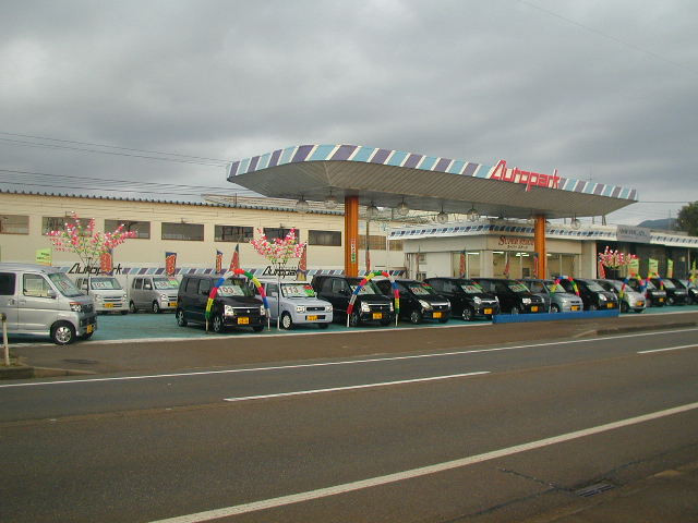 本社向いの軽自動車専門店のスーパーステージです。未使用車からダイハツの新車まで高年式軽カーが多数展示ＴＥＬ０２５８-２２-２３７７です。