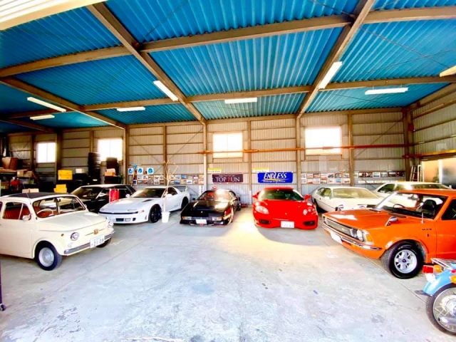 ガレージ隠れ家には旧車を10台ほど展示癒しの空間でもあります。