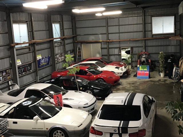 ガレージ隠れ家には旧車を10台ほど展示癒しの空間でもあります。