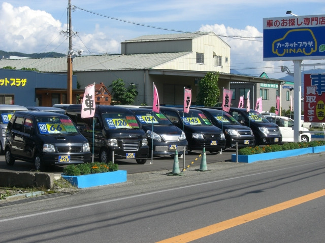 今人気のミニバンを展示中。店頭に無い車両は全国よりお探し致します。