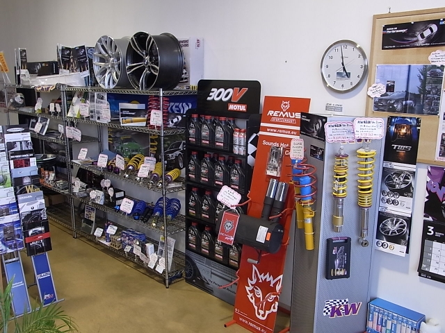 様々なメーカーのパーツを取り扱っております。しかも、出来る限り「お安く」貴方だけの「個性ある１台」に仕上げる為、お手伝いさせていただきます。見積りだけでも大歓迎！ぜひ、お気軽にご来店・問合わせ下さい。