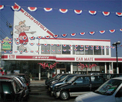 ご希望の中古車、お探しいたします！店内もおしゃれにして待ってます。