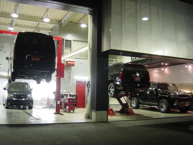 当店東側に隣接する整備工場です。ここでは納車整備から修理、またお客様の車のメンテナンスまで対応します