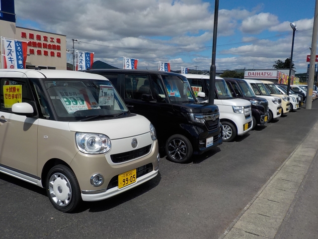 新車展示車・登録済み未使用車・中古車と幅広く展示しております。お見積りだけでも大歓迎です！