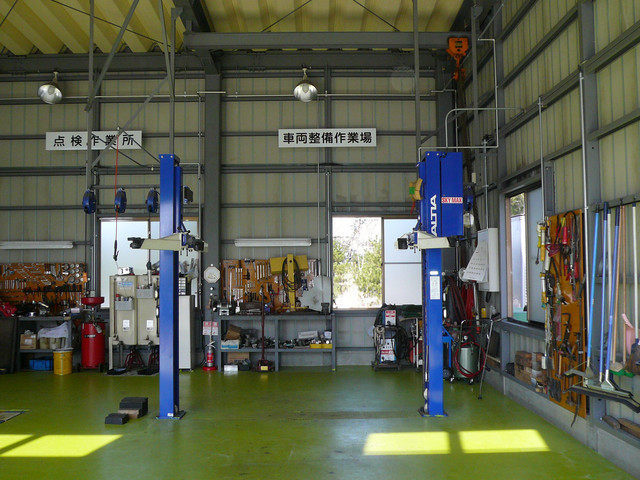 当社認証工場にてご購入後も安心スタッフ一同親身に対応させて頂きます。車検６ヶ月前より受けつけております。各種タイヤ、カー用品も販売しております。