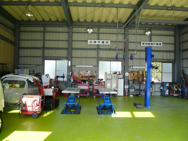 土、日エンジンオイル５０％引き好評につき実施しております。ご来店スタッフ一同心よりお待ちしております。