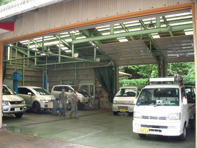 国産車から輸入車までクルマのことは、何でもおまかせください。自社整備工場完備で、アフターもご安心ください。