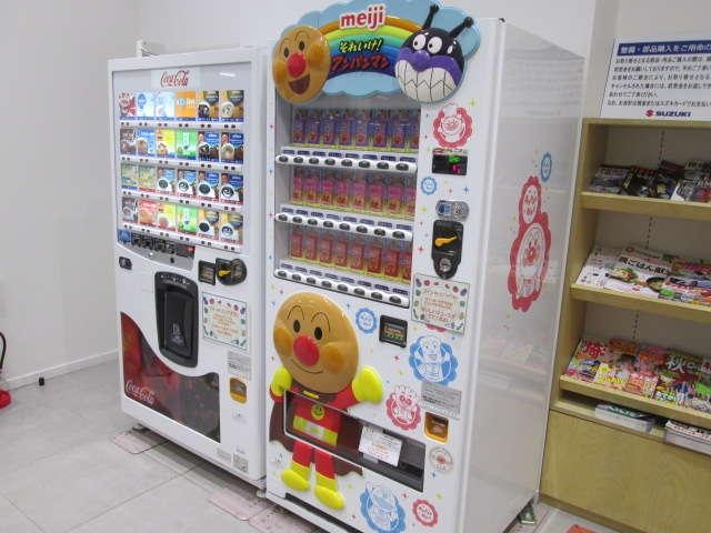 自動販売機が２台あります★お好きなドリンクを無料でお楽しみ頂けます♪