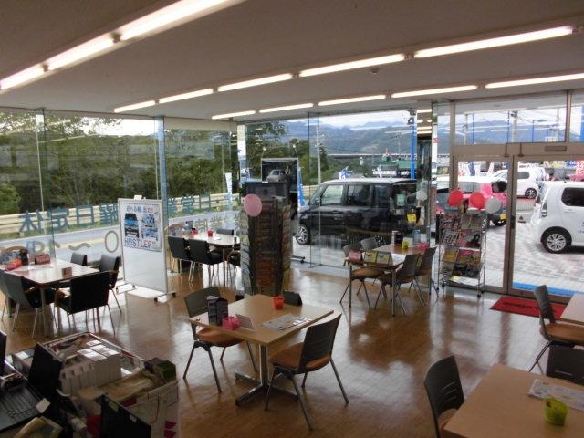 ゆったりとしたショールームになっておりますので、どうぞおくつろぎ下さい♪