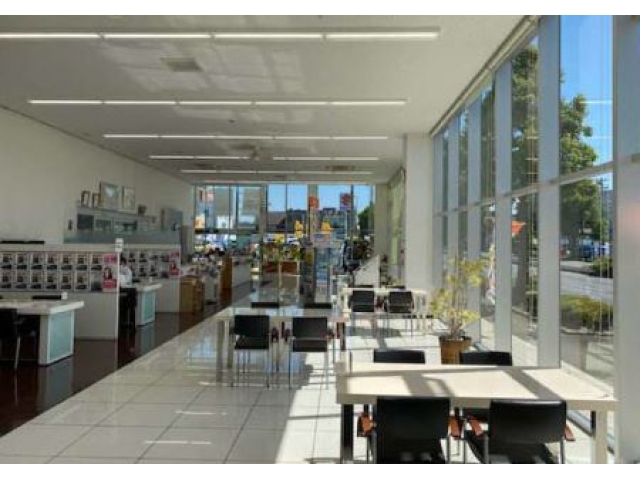 窓が大きく、開放感のあるショールームです。席と席の間隔は広く開けております☆