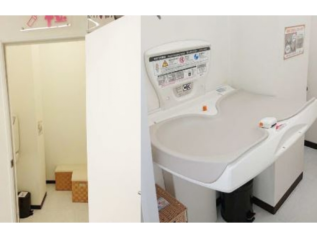 おむつ替えシートと授乳室を完備しております。