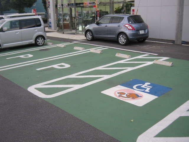 駐車場は広々で、ゆったりお停めいただけます！東武東上線北坂戸駅の東口からは徒歩で約２０分です。予めお電話いただければ、東武東上線の北坂戸駅東口にお迎えにあがります。