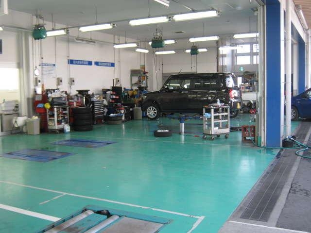 整備工場併設なので、お客様も作業状況をご確認いただけます。