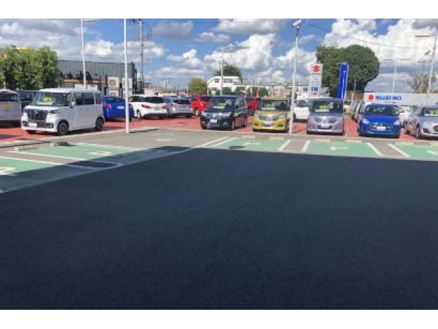 広々としたお客様駐車場と展示場でございます。