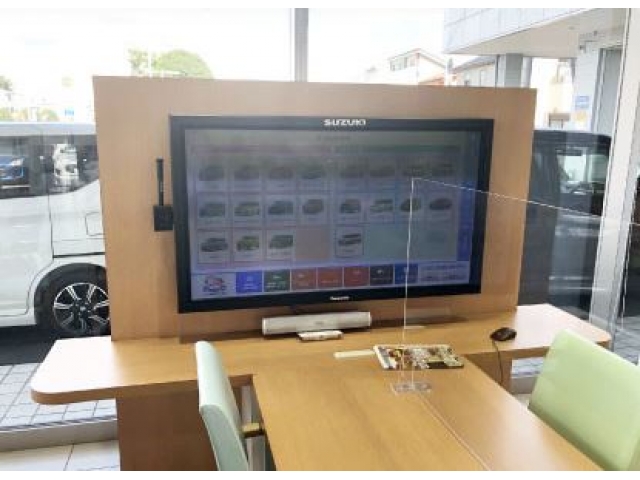 商談テーブルには動くカタログ大型モニターを設置しております。