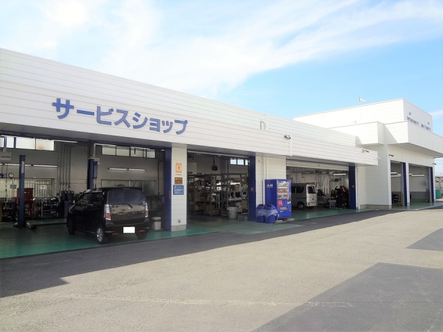 大規模な認証工場併設しております。ご納車前の整備やオフターフォローも高い技術をでお応えします！