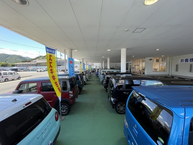 スズキ自販京都唯一の全天候型屋内展示場！！雨や雪の日でもゆっくりご覧頂けます！