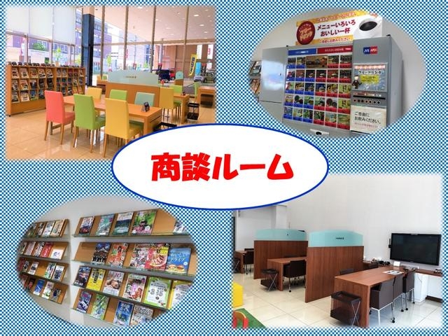 当店はフリードリンクです。雑誌も多数取り揃えておりますので作業の待ち時間も寛ぎながらお待ち頂けます。