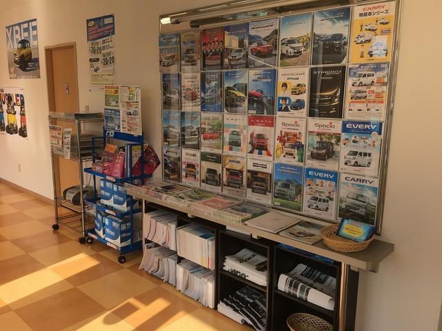 新車のカタログも展示しておりますので中古車以外のご用命も是非ご相談ください。