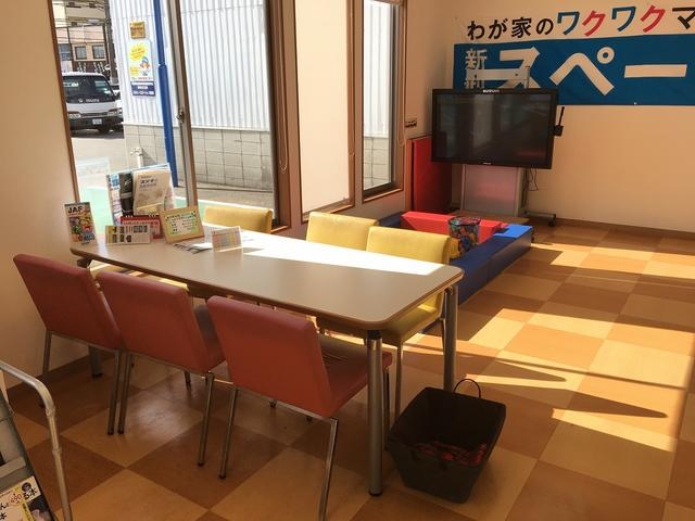 コロナ感染対策の為店舗内机にはアクリルボードを設置させていただいております。