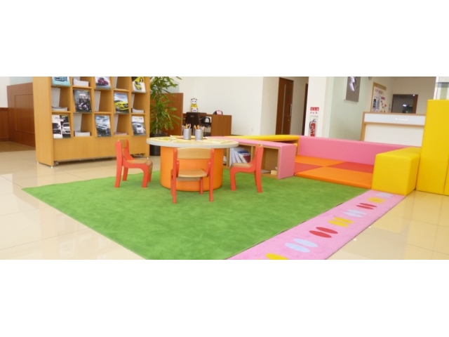 授乳室やおむつ交換台、キッズコーナーがございますので、小さなお子様連れのご家族も安心してご来店ください。