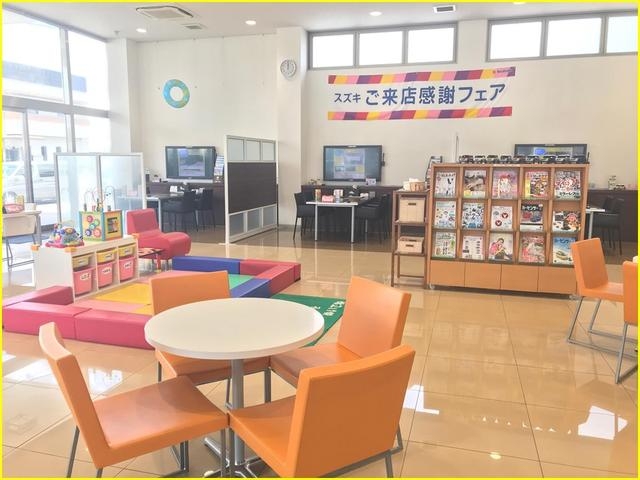 大きくてきれいなショールームでゆっくりおくつろぎください。